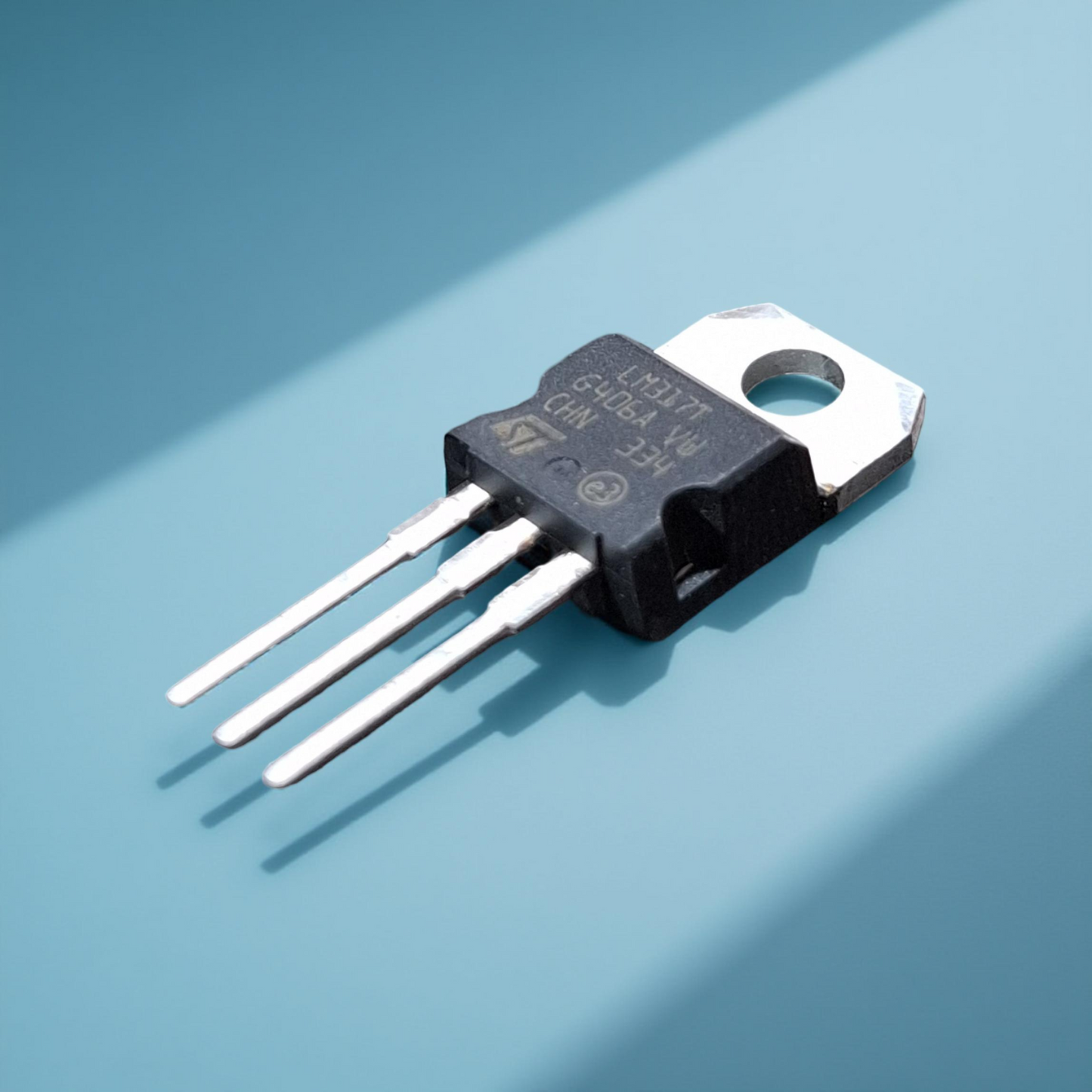 LM317T 1.5A 1.25-37V TO-220 ST Adjustable Three-Terminal Regulator Transistor Original New